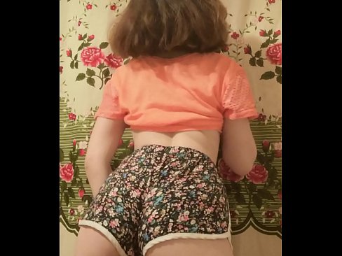 ❤️ Seksīga jauna skaistule izģērbjas no šortiem kamerā ☑ Super porno pie mums ❌❤